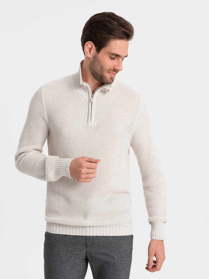 Vyriškas megztas džemperis su platėjančia apykakle - kreminis V1 OM-SWZS-0105