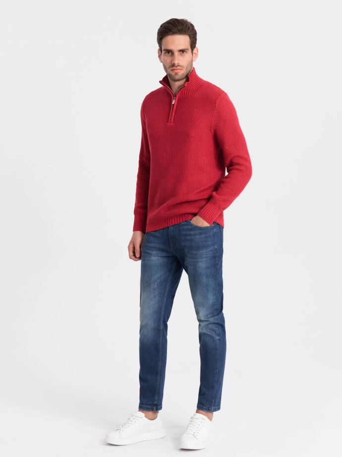 Vyriškas megztas džemperis su platėjančia apykakle - raudonas V8 OM-SWZS-0105