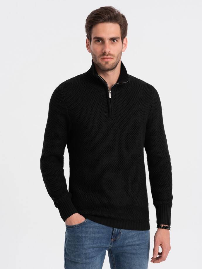 Vyriškas megztas džemperis su stačia apykakle - juodas V3 OM-SWZS-0105