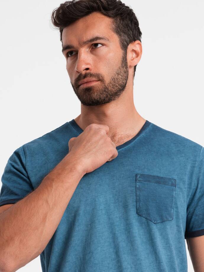 Vyriški marškinėliai su V formos iškirpte ir kišenėmis - tamsiai mėlyni V7 OM-TSCT-22SS-002