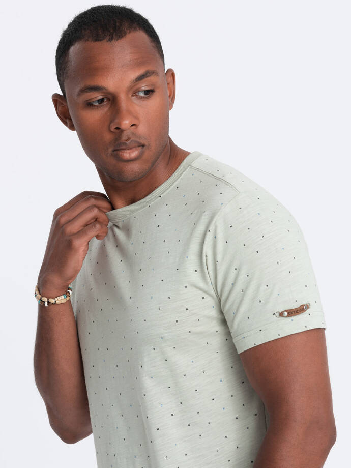Vyriški marškinėliai su spalvotomis raidėmis - šviesiai žali V5 OM-TSFP-0185