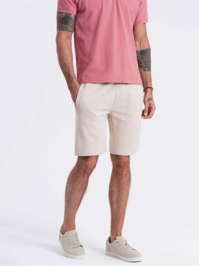 Vyriški trikotažiniai šortai su raišteliais ir kišenėmis - šviesiai smėlio spalvos V1 OM-SRBS-0139